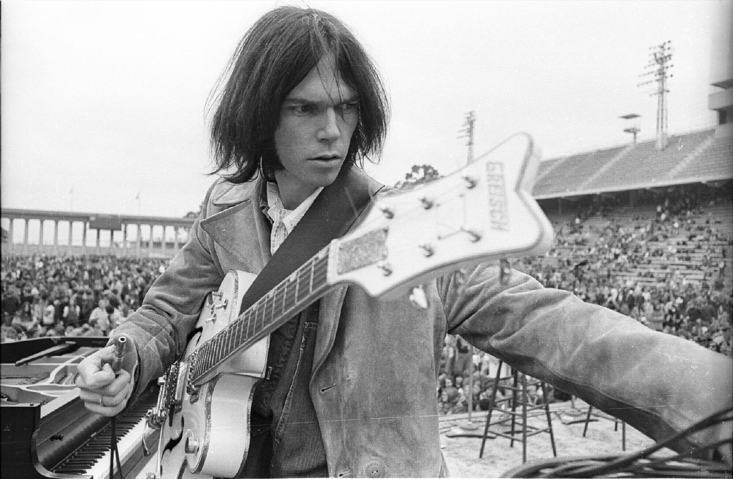 Neil Young Come a little bit closer, hear what I have to say